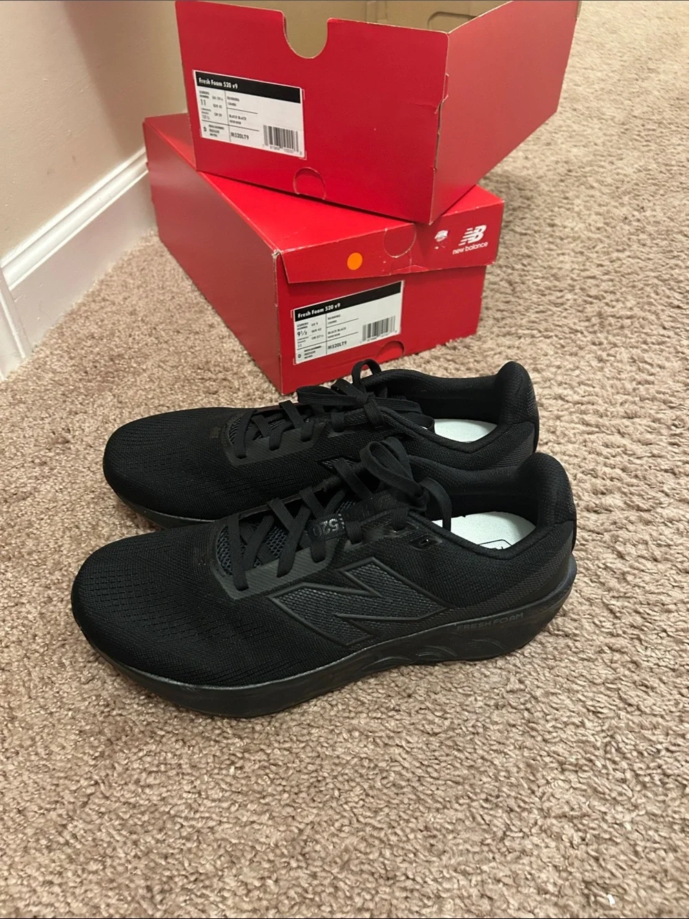 New Balance Men's Black Athletic Running Shoes - Picture 3 of 5
